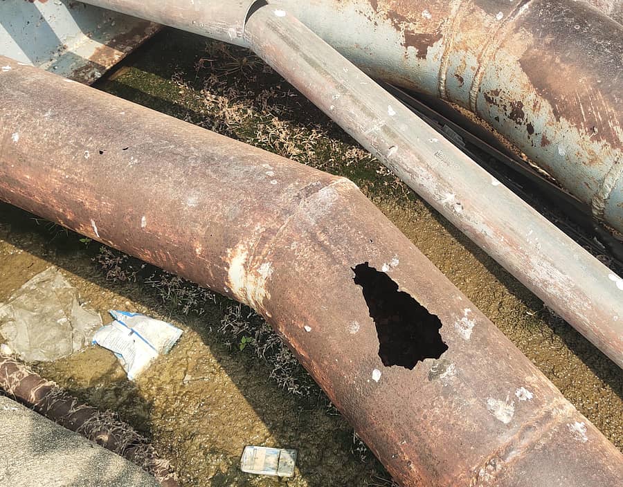 ಬಾಗೇಪಲ್ಲಿ ತಾಲ್ಲೂಕಿನ ಚಿತ್ರಾವತಿ ಬ್ಯಾರೇಜಿನಿಂದ ಗ್ರಾಮಗಳಿಗೆ ಹರಿಸುವ ನೀರಿನ ಪೈಪ್ ತುಕ್ಕು ಹಿಡಿದಿರುವುದು