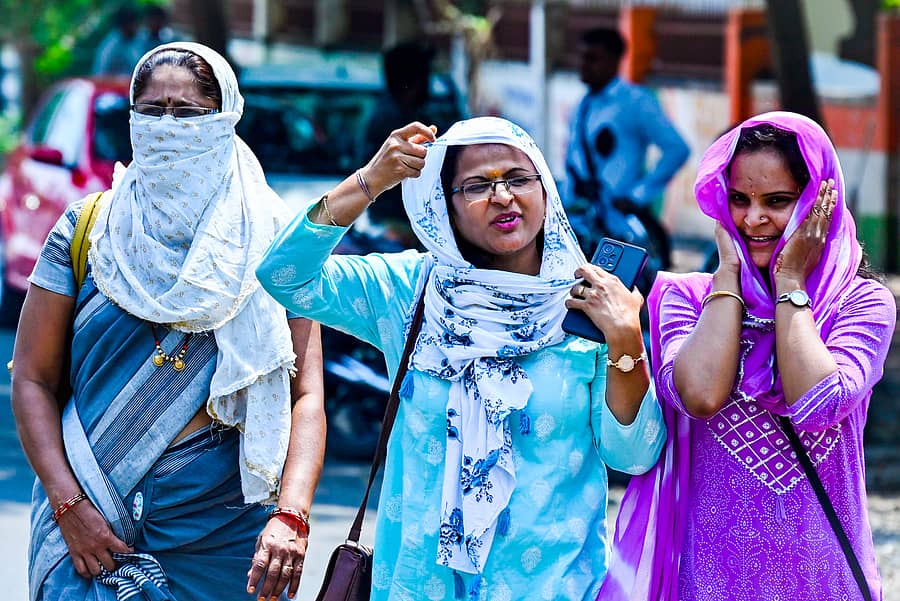 ಕಲಬುರಗಿಯಲ್ಲಿ ಬಿಸಿಲು ಹೆಚ್ಚಿದ ಹಿನ್ನೆಲೆಯಲ್ಲಿ ಮಹಿಳೆಯರು ಬಿಸಿಗಾಳಿಯಿಂದ ರಕ್ಷಿಸಿಕೊಳ್ಳಲು ಮುಖಕ್ಕೆ ಬಟ್ಟೆ ಕಟ್ಟಿಕೊಂಡಿರುವುದು
–ಪ್ರಜಾವಾಣಿ ಸಂಗ್ರಹ ಚಿತ್ರ