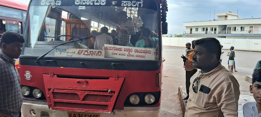 ಬಳ್ಳಾರಿಯ ಬಸ್‌ ನಿಲ್ದಾಣದಿಂದ ಆಂಧ್ರದ ಆದೋನಿಗೆ ಹೊರಟು ನಿಂತಿದ್ದ ರಾಜ್ಯ ಸಾರಿಗೆ ಸಂಸ್ಥೆ ಬಸ್‌. 