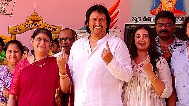 ಆನವಟ್ಟಿ ಸಮೀಪದ ಕುಬಟೂರು ಗ್ರಾಮದ ಮತಕಟ್ಟೆ ಕೇಂದ್ರದಲ್ಲಿ ಮಾಜಿ ಶಾಸಕ ಕುಮಾರ್ ಬಂಗಾರಪ್ಪ ಕುಟುಂಬ ಸಮೇತರಾಗಿ ಮತದಾನ ಮಾಡಿದರು