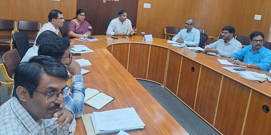 ಮೈಸೂರಿನಲ್ಲಿ ಬುಧವಾರ ನಡೆದ ಸಭೆಯಲ್ಲಿ ಜಿಲ್ಲಾಧಿಕಾರಿ ಡಾ.ಕೆ.ವಿ.ರಾಜೇಂದ್ರ ಮಾತನಾಡಿದರು