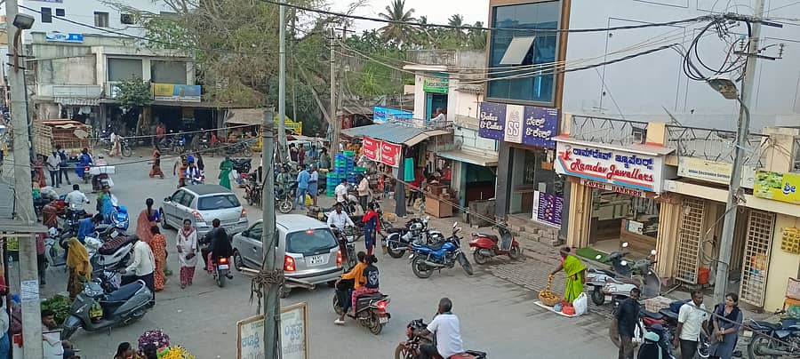 ಕುದೂರು ಪಟ್ಟಣದ ಸಿಸಿ ಕ್ಯಾಮೆರಾಗಳ ಅವಶ್ಯಕತೆ ಹೆಚ್ಚಾಗಿರುವ ಸಂತೆ ಸರ್ಕಲ್.