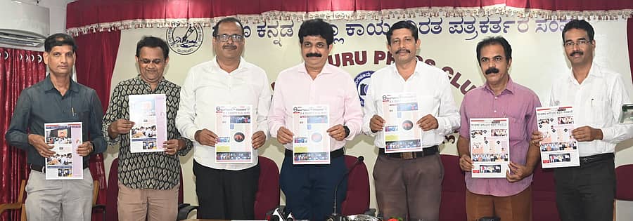 ಮಂಗಳೂರು ಪ್ರೆಸ್ ಕ್ಲಬ್ ಸಮಾಚಾರ ತ್ರೈಮಾಸಿಕ ಆನ್‌ಲೈನ್ ಪತ್ರಿಕೆಯ 2ನೇ ಸಂಚಿಕೆಯನ್ನು ಗುರುವಾರ ಬಿಡುಗಡೆ ಮಾಡಲಾಯಿತು. (ಎಡದಿಂದ): ರಾಮಕೃಷ್ಣ ಆರ್‌, ಜಿತೇಂದ್ರ ಕುಂದೇಶ್ವರ, ಪಿ.ಬಿ.ಹರೀಶ್ ರೈ ಶಾಂತಾರಾಮ ಶೆಟ್ಟಿ, ತಾರಾನಾಥ ಗಟ್ಟಿ ಕಾಪಿಕಾಡ್, ಇಬ್ರಾಹಿಂ ಅಡ್ಕಸ್ಥಳ ಹಾಗೂ ಆರ್.ಸಿ.ಭಟ್ ಪಾಲ್ಗೊಂಡಿದ್ದರು