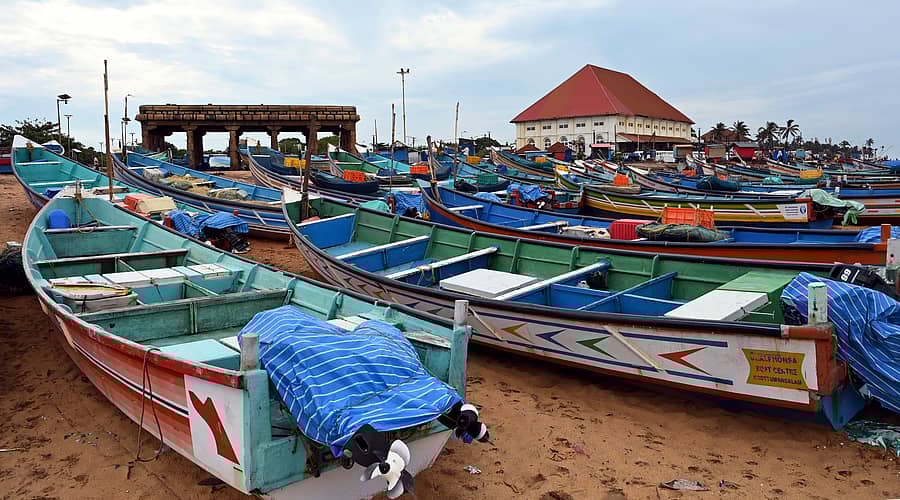 ಕೇರಳ ಮತ್ತು ದಕ್ಷಿಣ ತಮಿಳುನಾಡು ಕರಾವಳಿಯಲ್ಲಿ ಭಾರಿ ಮಳೆಯಾಗುವ ಮುನ್ಸೂಚನೆಯ ಹಿನ್ನೆಲೆಯಲ್ಲಿ ಭಾರತೀಯ ರಾಷ್ಟ್ರೀಯ ಸಾಗರ ಮಾಹಿತಿ ಸೇವೆಗಳ ಕೇಂದ್ರ (ಐಎನ್‌ಸಿಒಐಎಸ್‌) ಸಮುದ್ರಕ್ಕೆ ಇಳಿಯದಂತೆ ಎಚ್ಚರಿಕೆ ನೀಡಿದ ನಂತರ ಮೀನುಗಾರರು ತಿರುವನಂತಪುರದ ಷಣ್ಮುಗಂ ಕಡಲ ತೀರದಲ್ಲಿ ಮೀನುಗಾರಿಕೆ ದೋಣಿಗಳನ್ನು ನಿಲ್ಲಿಸಿರುವುದು ಭಾನುವಾರ ಕಂಡುಬಂತು – ಪಿಟಿಐ 