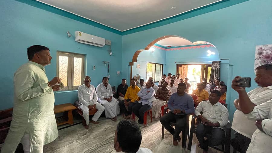 ತುರ್ವಿಹಾಳ ಪಟ್ಟಣದಲ್ಲಿ ನಡೆದ ಚುನಾವಣೆ ಪ್ರಚಾರ ಸಭೆಯಲ್ಲಿ ಶಾಸಕ ಆರ್.ಬಸನಗೌಡ ಮಾತನಾಡಿದರು