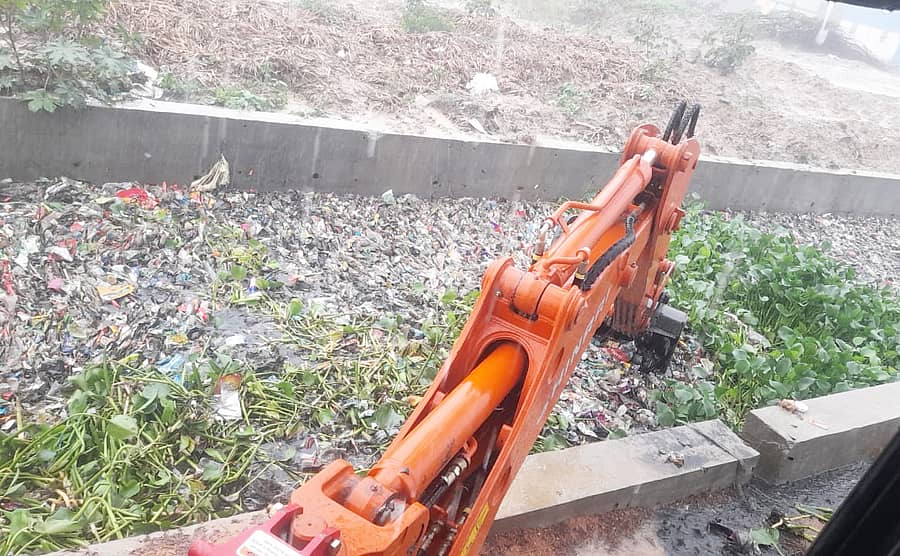 ತುಮಕೂರಿನಲ್ಲಿ ಬುಧವಾರ ರಾಜ ಕಾಲುವೆ ಸ್ವಚ್ಛಗೊಳಿಸಲಾಯಿತು