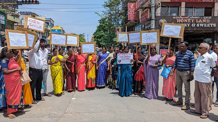 ಹಾಸನ ಸಂಸದ ಪ್ರಜ್ವಲ್‌ ರೇವಣ್ಣ, ಶಾಸಕ ಎಸ್‌.ಡಿ.ರೇವಣ್ಣ ವಿರುದ್ಧದ ತನಿಖೆಯನ್ನು ಚುರುಕುಗೊಳಿಸುವಂತೆ ಆಗ್ರಹಿಸಿ ಎದ್ದೇಳು ಕರ್ನಾಟಕ ಸಂಘಟನೆಯ ಆಶ್ರಯದಲ್ಲಿ ಚಾಮರಾಜನಗರದಲ್ಲಿ ಪ್ರತಿಭಟನೆ ನಡೆಯಿತು