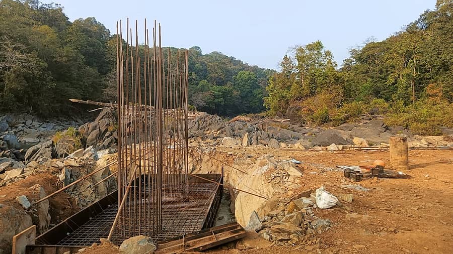 ಶಿರಸಿ ತಾಲ್ಲೂಕಿನ ಗಣೇಶಪಾಲ್ದಲ್ಲಿ ನಡೆಯುತ್ತಿದ್ದ ಸೇತುವೆ ಕಾಮಗಾರಿ ಸ್ಥಗಿತಗೊಂಡಿರುವುದು.