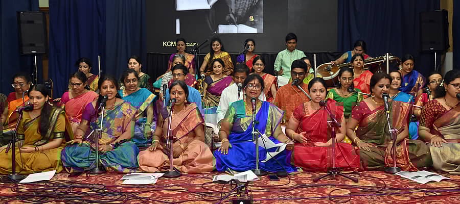 ಮೈಸೂರಿನ ನಾದಬ್ರಹ್ಮ ಸಂಗೀತ ಸಭಾದಲ್ಲಿ ಭಾನುವಾರ ಆಯೋಜಿಸಿದ್ದ ಕಾರ್ಯಕ್ರಮದಲ್ಲಿ ವಿದ್ವಾಂಸರು, ವಿದುಷಿಯರು ಪುಸ್ತಕಂ ರಮಾ ಅವರ ನಿರ್ದೇಶನದಲ್ಲಿ ಗೋಷ್ಠಿ ಗಾಯನ ಪ್ರಸ್ತುತ ಪಡಿಸಿದರು –ಪ್ರಜಾವಾಣಿ ಚಿತ್ರ