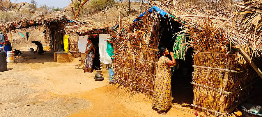 ಕೊರಟಗೆರೆ ತಾಲ್ಲೂಕಿನ ನೀಲಗೊಂಡನಹಳ್ಳಿಯಲ್ಲಿ ತಲೆಮಾರುಗಳಿಂದ ಕುಟುಂಬಗಳು ವಾಸವಿರುವ ಗುಡಿಸಲು