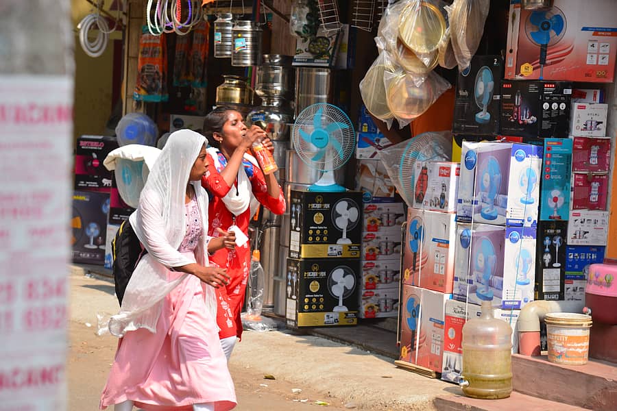 ಕೋಲಾರ ನಗರದಲ್ಲಿ ಬಿರು ಬಿಸಿಲಿನಲ್ಲಿ ಹೆಜ್ಜೆ ಹಾಕಿದ ವಿದ್ಯಾರ್ಥಿನಿಯರು