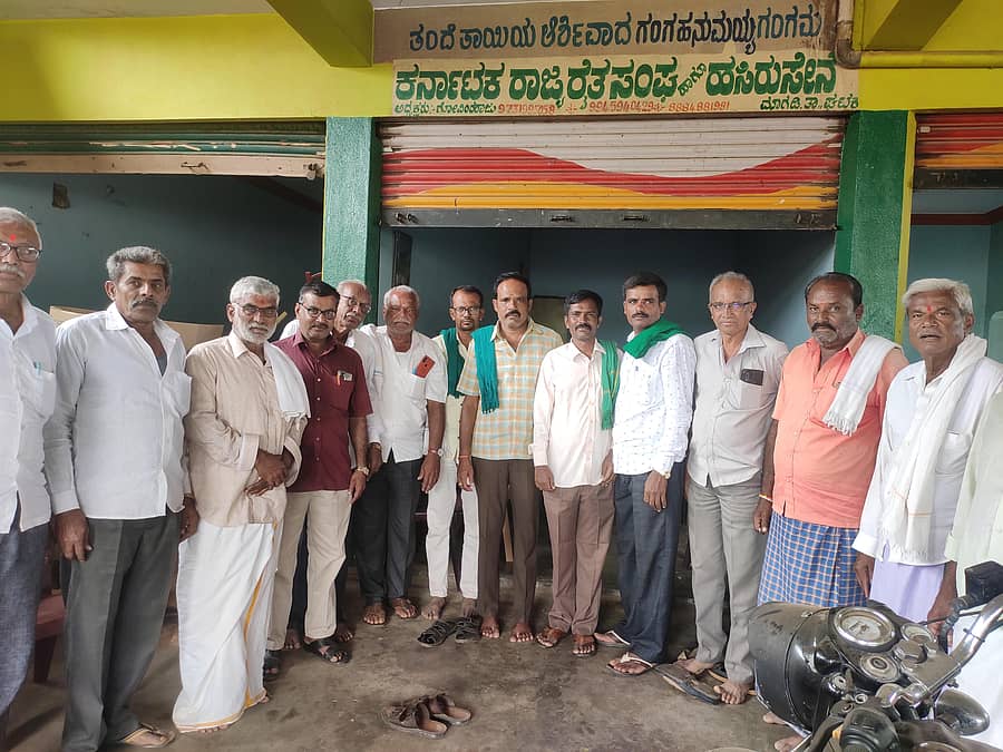 ತಾಳೇಕೆರೆ ಹ್ಯಾಂಡ್ ಪೋಸ್ಟ್ ರೈತ ಸಂಘದ ಕಚೇರಿಯಲ್ಲಿ ಕುದೂರು, ಸೋಲೂರು, ತಿಪ್ಪಸಂದ್ರ ಹೋಬಳಿಗಳ ರೈತ ಮುಖಂಡರು ಸೋಮವಾರ ಸಭೆ ಸೇರಿ ಚರ್ಚಿಸಿದರು.