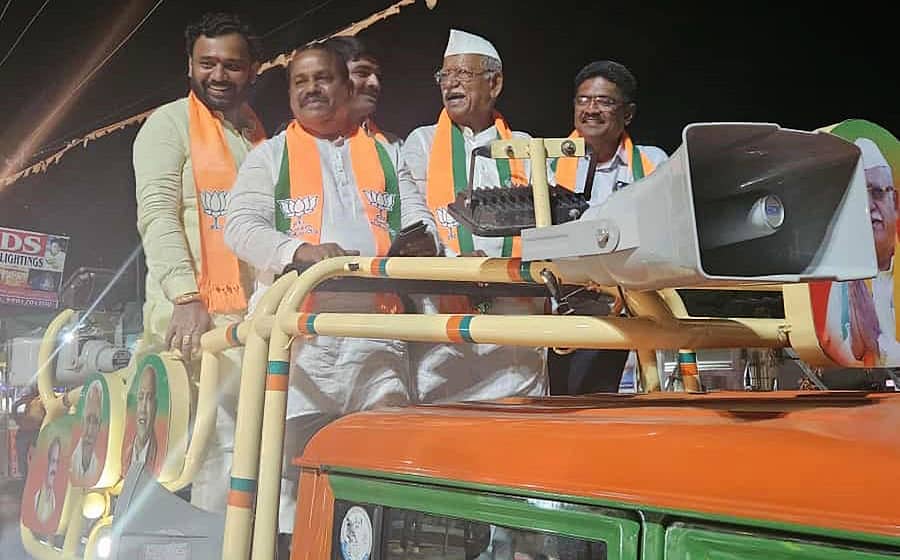 ಸಿಂದಗಿ ತಾಲ್ಲೂಕಿನ ಯಂಕಂಚಿಯಲ್ಲಿ ಲೋಕಸಭಾ ಕ್ಷೇತ್ರದ ಬಿಜೆಪಿ ಅಭ್ಯರ್ಥಿ ರಮೇಶ ಜಿಗಜಿಣಗಿ ರೋಡ ಶೋ ನಡೆಸಿದರು