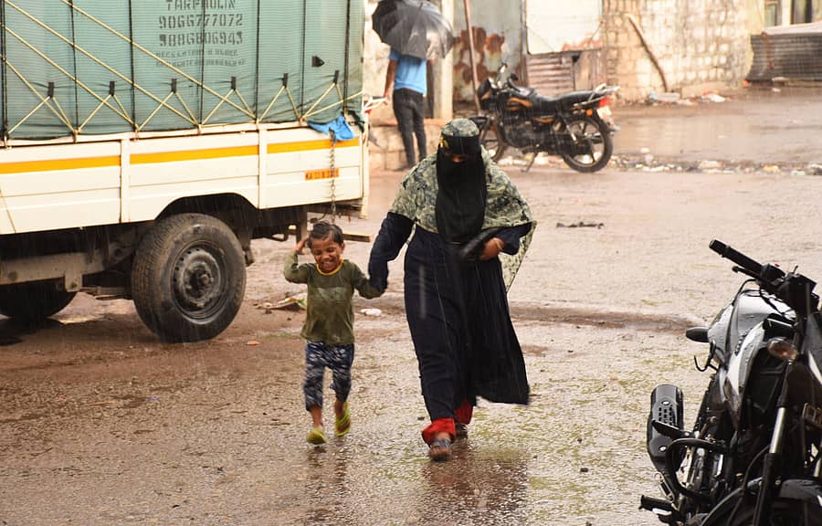 ಯಾದಗಿರಿ ನಗರದ ಹತ್ತಿಕುಣಿ ಕ್ರಾಸ್ ರಸ್ತೆಯಲ್ಲಿ ಸುರಿದ ಮಳೆಯಲ್ಲೇ ಮಗುವಿನ ಜೊತೆ ಮಹಿಳೆ ತೆರಳಿದರು