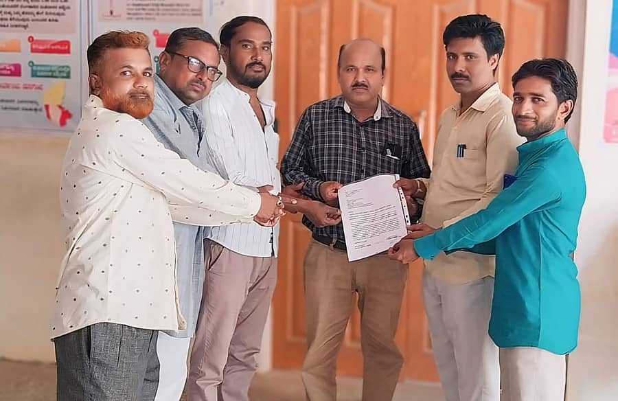 ಅಂಜಲಿ ಅಂಬಿಗೇರ ಹತ್ಯೆ ಪ್ರಕರಣವನ್ನು ಸಿ.ಬಿ.ಐ ತನಿಖೆಗೆ ವಹಿಸುವಂತೆ ಆಗ್ರಹಿಸಿ ಸಮಾಜ ಸೇವಕ ಮಾಬುಸಾಬ ಯರಗುಪ್ಪಿ ನೇತೃತ್ವದಲ್ಲಿ ನವಲಗುಂದದಲ್ಲಿ ತಹಶೀಲ್ದಾರ್ ಕಚೇರಿ ಪ್ರಥಮ ದರ್ಜೆ ಸಹಾಯಕ ನಾಗರಾಜ್ ಅವರಿಗೆ ಮನವಿ ಸಲ್ಲಿಸಲಾಯಿತು