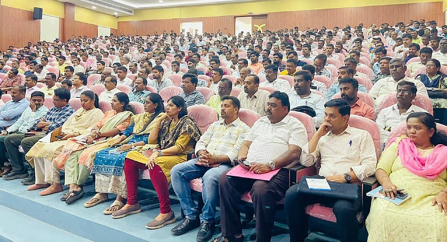 ಕೋಲಾರದಲ್ಲಿ ಗುರುವಾರ ಲೋಕಸಭೆ ಚುನಾವಣೆ ಮತ ಎಣಿಕೆ ಪೂರ್ವ ತಯಾರಿ ತರಬೇತಿ ಕಾರ್ಯಕ್ರಮದಲ್ಲಿ ಪಾಲ್ಗೊಂಡಿದ್ದ ಅಧಿಕಾರಿಗಳು ಹಾಗೂ ಸಿಬ್ಬಂದಿ