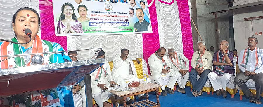 ಗುಳೇದಗುಡ್ಡ ಪಟ್ಟಣದಲ್ಲಿ ಗುರುವಾರ ನಡೆದ ನೇಕಾರ ಕಾರ್ಯಕರ್ತರ ಸಭೆಯಲ್ಲಿ ವಿಧಾನ ಪರಿಷತ್ ಸದಸ್ಯೆ ಉಮಾಶ್ರೀ ಮಾತನಾಡಿದರು