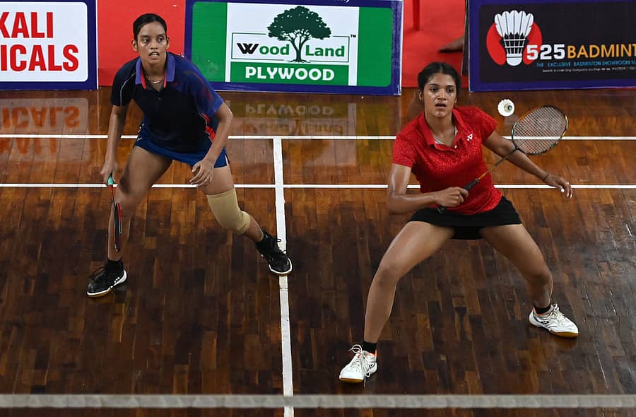 ಮಹಿಳೆಯರ ಡಬಲ್ಸ್ನ ಪ್ರೀ ಕ್ವಾರ್ಟರ್ ಫೈನಲ್ನಲ್ಲಿ ಮಂಗಳೂರು ಗ್ಲೋಬಲ್ ಅಕಾಡೆಮಿಯ ಆಕಾಂಕ್ಷಾ ಪೈ–ಟ್ರಿವಿಯಾ ವೇಗಸ್ ವಿರುದ್ಧ 17–21, 21–19, 21–13ರಲ್ಲಿ ಜಯ ಗಳಿಸಿದ ಬೆಂಗಳೂರಿನ ಅರೈಸ್ ಬ್ಯಾಡ್ಮಿಂಟನ್ ಅಕಾಡೆಮಿಯ ಅಂಜಲಿ ಮತ್ತು ಕನಕ್ ಜೋಡಿ -ಪ್ರಜಾವಾಣಿ ಚಿತ್ರ /ಫಕ್ರುದ್ಧೀನ್ ಎಚ್