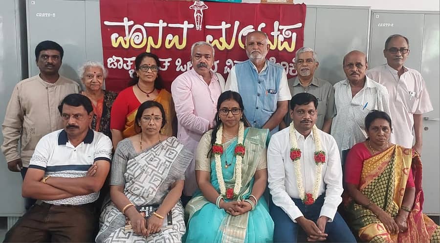 ಮೈಸೂರಿನಲ್ಲಿ ಶುಕ್ರವಾರ ‌ಮಂತ್ರ ಮಾಂಗಲ್ಯ ಮದುವೆಯಾದ ರಮ್ಯಾ ಹಾಗೂ ರಘು ಅವರೊಂದಿಗೆ ಧನಂಜಯ ಎಲಿಯೂರು, ಲತಾ ಮೈಸೂರು, ಉಗ್ರನರಸಿಂಹೇಗೌಡ, ಕಾಳಚನ್ನೇಗೌಡ, ಮುಜಾಫರ್ ಅಸ್ಸಾದಿ, ಹೊರೆಯಾಲ ದೊರೆಸ್ವಾಮಿ ಹಾಗೂ ಭೂಮಿಗೌಡ ಪಾಲ್ಗೊಂಡಿದ್ದರು