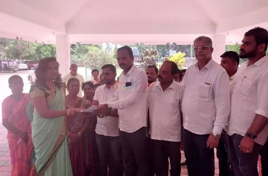 ಕಾರ್ಕಳ ತಾಲ್ಲೂಕಿನ ಬೈಲೂರು ಉಮಿಕ್ಕಲ್ ಬೆಟ್ಟದ ಪರಶುರಾಮ ಥೀಂ ಪಾರ್ಕ್ನ ಕಾಮಗಾರಿಯನ್ನು ಪ್ರಾರಂಭಿಸಿ ಪ್ರವಾಸೋದ್ಯಮಕ್ಕೆ ಅನುವು ಮಾಡಿಕೊಡಬೇಕು ಎಂದು 6 ಗ್ರಾಮ ಪಂಚಾಯಿತಿ ಅಧ್ಯಕ್ಷರು ಸೋಮವಾರ ತಹಶೀಲ್ದಾರ್ ಅವರಿಗೆ ಮನವಿ ಮಾಡಿದರು.