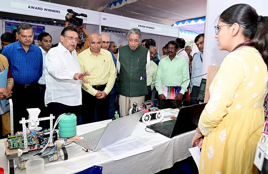 ಎಂಎಸ್ಆರ್ಐಟಿಯಲ್ಲಿ ಗುರುವಾರ ನಡೆದ ‘ಪ್ರಾಜೆಕ್ಟ್ ಪ್ರದರ್ಶನ 2024‘ರಲ್ಲಿ ಗೋಕುಲ ಶಿಕ್ಷಣ ಸಂಸ್ಥೆ ಉಪಾಧ್ಯಕ್ಷ ಡಾ. ಎಂ.ಆರ್. ಸೀತಾರಾಂ ಪ್ರದರ್ಶನದಲ್ಲಿಟ್ಟದ್ದ ಪ್ರಾಜೆಕ್ಟ್ ಕುರಿತು ವಿದ್ಯಾರ್ಥಿನಿಯೊಬ್ಬರಿಂದ ಮಾಹಿತಿ ಪಡೆದರು.