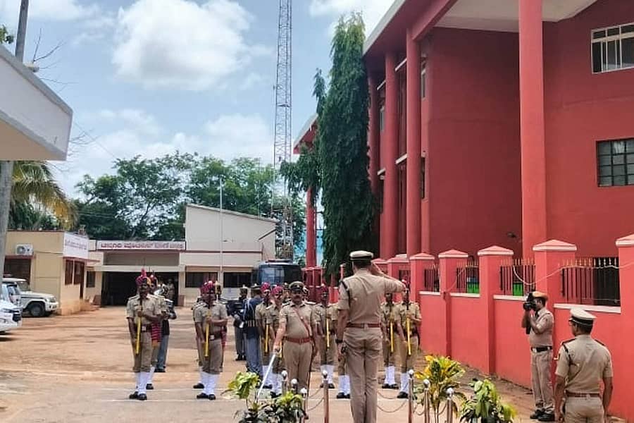 ಚನ್ನಗಿರಿ ಪೊಲೀಸ್ ಠಾಣೆಗೆ ಬುಧವಾರ ಭೇಟಿ ನೀಡಿದ ಹೆಚ್ಚುವರಿ ಪೊಲೀಸ್ ಮಹಾ ನಿರ್ದೇಶಕ ಆರ್. ಹಿತೇಂದ್ರ ಅವರು ಗೌರವ ಸ್ವೀಕರಿಸಿದರು