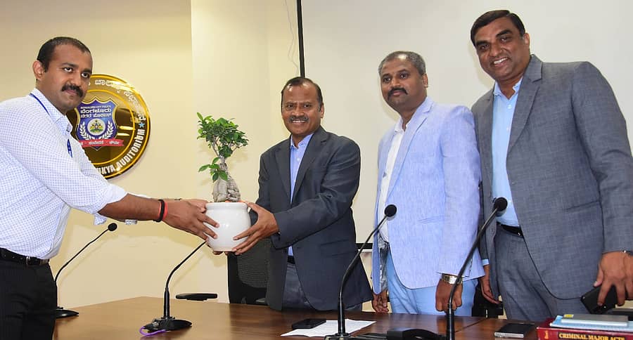 ಕಾರ್ಯಾಗಾರದಲ್ಲಿ ಪಾಲ್ಗೊಂಡಿದ್ದ ಕೆಎಲ್ಇ ಕಾನೂನು ಮಹಾವಿದ್ಯಾಲಯದ ಪ್ರಾಂಶುಪಾಲ ಡಾ. ಜೆ.ಎಂ. ಮಲ್ಲಿಕಾರ್ಜುನಯ್ಯ ಅವರಿಗೆ ಸಿಸಿಬಿ ಡಿಸಿಪಿ ಶ್ರೀನಿವಾಸ್ ಗೌಡ ಅವರು ಸಸಿ ನೀಡಿ ಸ್ವಾಗತಿಸಿದರು. ಸಹ ಪ್ರಾಧ್ಯಾಪಕ ಡಾ. ಮಧುಸೂದನ್ ಜಿ. ಹಾಗೂ ವಕೀಲ ಆರ್.ಎಂ. ಮಲ್ಲಿಕಾರ್ಜುನ್ ಇದ್ದರು