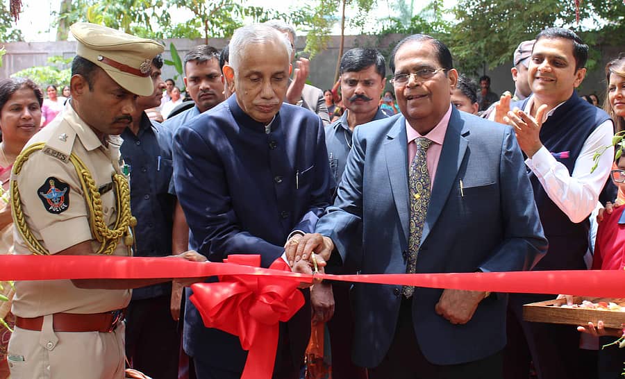 ಯಲಹಂಕ ಸಮೀಪದ ಗೋವಿಂದಪುರದಲ್ಲಿರುವ ವಿದ್ಯಾಶಿಲ್ಪ್ ಅಕಾಡೆಮಿಯಲ್ಲಿ ನೂತನವಾಗಿ ನಿರ್ಮಿಸಿರುವ ಪಿ.ದಯಾನಂದ ಪೈ ಸಭಾಂಗಣವನ್ನು ಆಂಧ್ರಪ್ರದೇಶ ರಾಜ್ಯಪಾಲ ಎಸ್.ಅಬ್ದುಲ್ ನಜೀರ್ ಉದ್ಘಾಟಿಸಿದರು. ವಿದ್ಯಾಶಿಲ್ಪ್ ಶಿಕ್ಷಣ ಸಮೂಹದ ವ್ಯವಸ್ಥಾಪಕ ಟ್ರಸ್ಟಿ ಡಾ.ಪಿ.ದಯಾನಂದ ಪೈ ಕಾರ್ಯಕ್ರಮದಲ್ಲಿ ಭಾಗವಹಿಸಿದ್ದರು