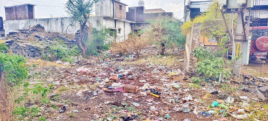 ಹುಲಸೂರ ಪಟ್ಟಣದ ವೀರಭದ್ರೇಶ್ವರ ದೇವಸ್ಥಾನ ರಸ್ತೆಯಖಾಲಿ ನಿವೇಶನದಲ್ಲಿ ಕಸ ತುಂಬಿಕೊಂಡಿರುವುದು