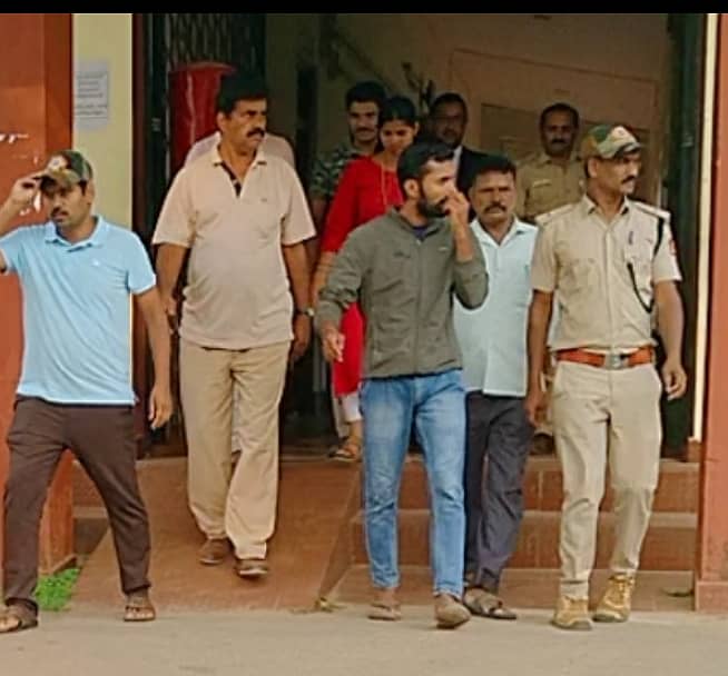 ಹುಲಿ ಹತ್ಯೆಯ ಪ್ರಮುಖ ಆರೋಪಿ ಸುರೇಶ್ ಎಂಬುವರನ್ನು ಅರಣ್ಯ ಇಲಾಖೆಯ ಅಧಿಕಾರಿಗಳಾದ ವಶಕ್ಕೆ ಪಡೆದಿರುವುದು