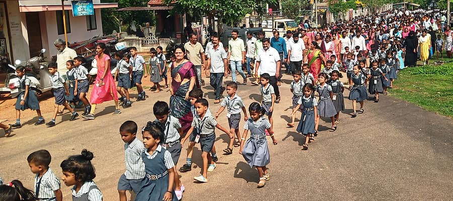 ಬಂಟ್ವಾಳ ತಾಲ್ಲೂಕಿನ ದಡ್ಡಲಕಾಡು ಸರ್ಕಾರಿ ಆಂಗ್ಲ ಮಾಧ್ಯಮ ಪ್ರೌಢಶಾಲೆಯಲ್ಲಿ ಶಾಲಾ ಪ್ರಾರಂಭೋತ್ಸವ ಶುಕ್ರವಾರ ನಡೆಯಿತು