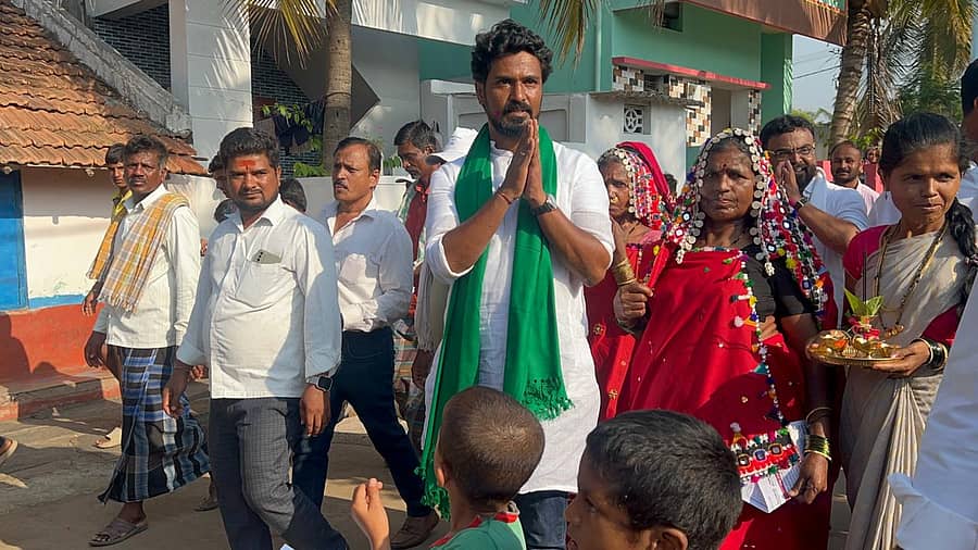 ದಾವಣಗೆರೆ ತಾಲ್ಲೂಕಿನ ಬದೆನಾಯ್ಕನ ತಾಂಡಾದಲ್ಲಿ ಪಕ್ಷೇತರ ಅಭ್ಯರ್ಥಿ ಜಿ.ಬಿ. ವಿನಯ್ಕುಮಾರ್ ಪ್ರಚಾರ ನಡೆಸಿದರು.