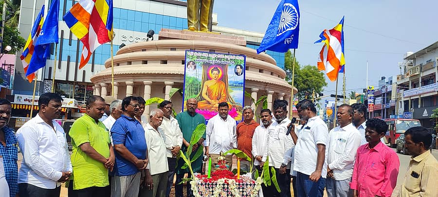 <div class="paragraphs"><p>ಹೊಸಪೇಟೆಯ ಅಂಬೇಡ್ಕರ್ ವೃತ್ತದಲ್ಲಿ ಗುರುವಾರ ಬುದ್ಧ ಜಯಂತಿಯನ್ನು ಹಂಪಿ ವಿಜಯನಗರ ಬುದ್ಧ ವಿಹಾರ ನಿರ್ಮಾಣ ಟ್ರಸ್ಟ್ ಮತ್ತು ವಿಜಯನಗರ ಜಿಲ್ಲಾ ಬಾಬಾಸಹೇಬ್ ಡಾ.ಬಿ.ಆರ್. ಅಂಬೇಡ್ಕರ್ ಸಂಘದ ನೇತೃತ್ವದಲ್ಲಿ ಆಚರಿಸಲಾಯಿತು. </p></div>
