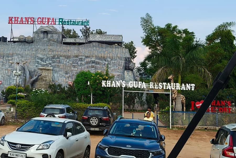 ಬಂಡೀಪುರ ಬಳಿಯ ಹೋಟೆಲ್ ಒಂದರಲ್ಲಿ ಇಂಗ್ಲಿಷ್ ಫಲಕಗಳು ಮಾತ್ರ ಕಾಣಿಸುತ್ತಿವೆ