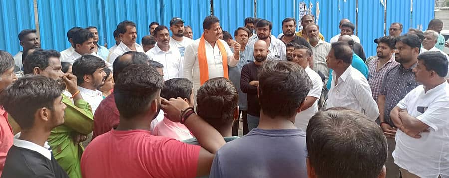 ಘಟನೆ ಖಂಡಿಸಿ ಶಾಸಕ ಶಾಸಕ ಎಸ್.ಆರ್‌.ವಿಶ್ವನಾಥ್‌ ನೇತೃತ್ವದಲ್ಲಿ ಪ್ರತಿಭಟನೆ ನಡೆಸಲಾಯಿತು.
