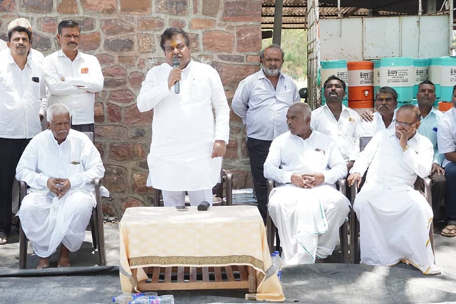 ಬಬಲೇಶ್ವರ ತಾಲ್ಲೂಕಿನ ಗುಣದಾಳದಲ್ಲಿ ನಡೆದ ಕಾಂಗ್ರೆಸ್ ಸಭೆಯಲ್ಲಿ ಸಚಿವ ಎಂ.ಬಿ.ಪಾಟೀಲ ಮಾತನಾಡಿದರು