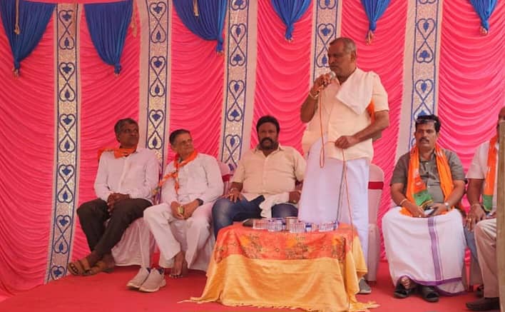 ಹಿರೇಕೆರೂರು ತಾಲ್ಲೂಕಿನ ಕೋಡ ಗ್ರಾಮದಲ್ಲಿ ಹಾವೇರಿ ಗದಗ ಲೋಕಸಭಾ ಕ್ಷೇತ್ರದ ಬಿಜೆಪಿ ಅಭ್ಯರ್ಥಿ ಬಸವರಾಜ ಬೊಮ್ಮಾಯಿ ಅವರ ಪರ ನಡೆದ ಪ್ರಚಾರ ಸಭೆಯಲ್ಲಿ ಮಾಜಿ ಸಚಿವ ಮಾಧುಸ್ವಾಮಿ ಮಾತನಾಡಿದರು