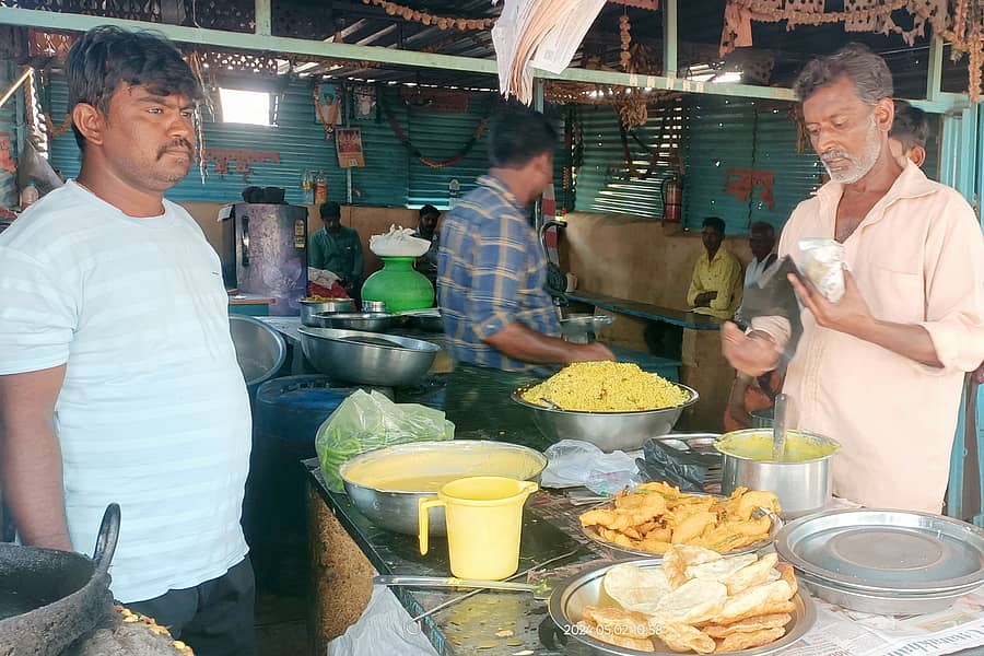 ಕವಿತಾಳದ ಸೋಮೇಶ್ವರ ಹೋಟೆಲ್‌ ನಲ್ಲಿ ಮಂಡಕ್ಕಿ ಒಗ್ಗರಣೆ ಮತ್ತು ಮಿರ್ಚಿ ಭಜಿ ತಯಾರಿಸಿರುವುದು.