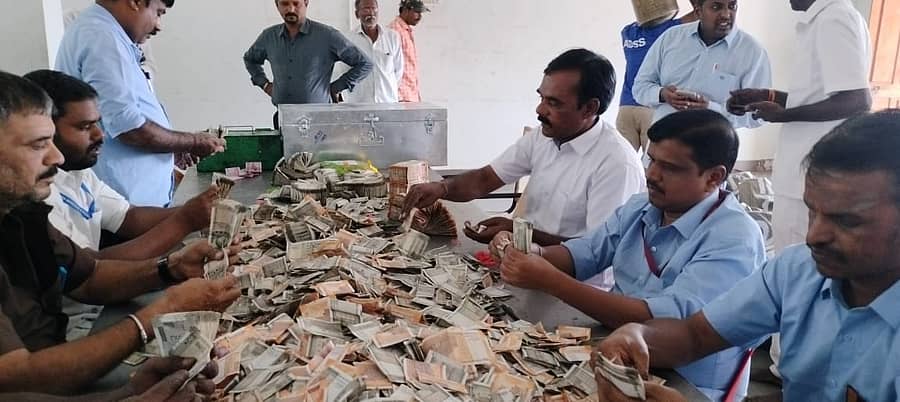 ಹುಂಡಿ ಹಣ ಎಣಿಕೆ ಮಾಡುತ್ತಿರುವ ಪ್ರಾಧಿಕಾರದ ನೌಕರರು