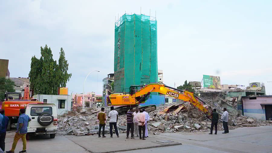 ಬಳ್ಳಾರಿ ನಗರದ ಗಡಿಗಿ ಚೆನ್ನಪ್ಪ ವೃತ್ತದಲ್ಲಿದ್ದ ಪಾಲಿಕೆಯ ವಾಣಿಜ್ಯ ಕಟ್ಟಡವನ್ನು ಸೋಮವಾರ ತೆರವುಗೊಳಿಸಲಾಯಿತು