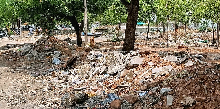 ಮುದ್ದೇಬಿಹಾಳದ ತಹಶೀಲ್ದಾರ್ ಕಚೇರಿ ಆವರಣದಲ್ಲಿ ಗಿಡಗಳ ಕೆಳಗಡೆ ಕಲ್ಲು, ಮಣ್ಣಿನ ರಾಶಿ ಹಾಗೆ ಬಿಟ್ಟಿರುವುದು