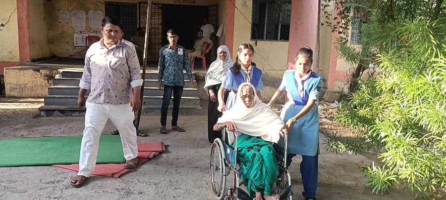 ಆಳಂದ ಪಟ್ಟಣದ ಮತಗಟ್ಟೆ ಸಂಖ್ಯೆ 92ರಲ್ಲಿ ಸ್ಕೌಟ್ಸ್ ಮತ್ತು ಗೈಡ್ಸ್ ವಿದ್ಯಾರ್ಥಿಗಳು ವೃದ್ದೆ ಮನ್ನಾಬೀ ಅನ್ಸಾರಿ ಅವರನ್ನು ಮತಗಟ್ಟೆ ಕೇಂದ್ರಕ್ಕೆ ಕರೆತಂದರು