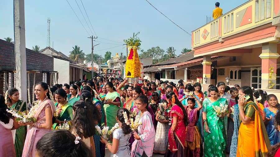 ಕನಕಪುರ ಬರಡನಹಳ್ಳಿ ಗ್ರಾಮದಲ್ಲಿ ಬುಧವಾರ ನಡೆದ ಮಾರಮ್ಮ ದೇವಿಯ ಕೊಂಡೋತ್ಸವದಲ್ಲಿ ಮಹಿಳೆಯರು ತಂಬಿಟ್ಟಿನ ಆರತಿಯೊಂದಿಗೆ ಪಾಲ್ಗೊಂಡಿರುವುದು