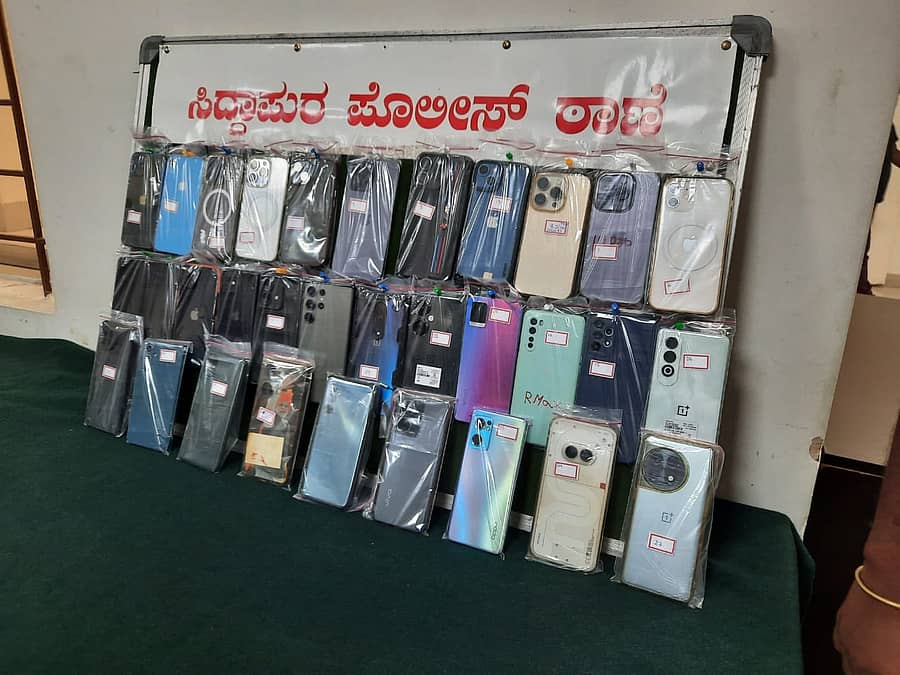ಸಿದ್ದಾಪುರ ಠಾಣೆ ಪೊಲೀಸರು ಆರೋಪಿಯಿಂದ ಜಪ್ತಿ ಮಾಡಿರುವ ಮೊಬೈಲ್ಗಳು