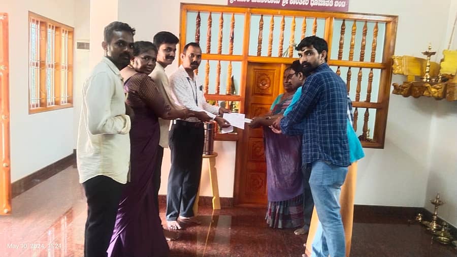 <div class="paragraphs"><p>ದೈವಸ್ಥಾನ ಜೀರ್ಣೋದ್ಧಾರ ಕಾಮಗಾರಿಗೆ ಧರ್ಮಸ್ಥಳದ ವತಿಯಿಂದ 1ಲಕ್ಷ ರೂ ಚೆಕ್ ನ್ನು ವಿತರಿಸಲಾಯಿತು.</p></div>