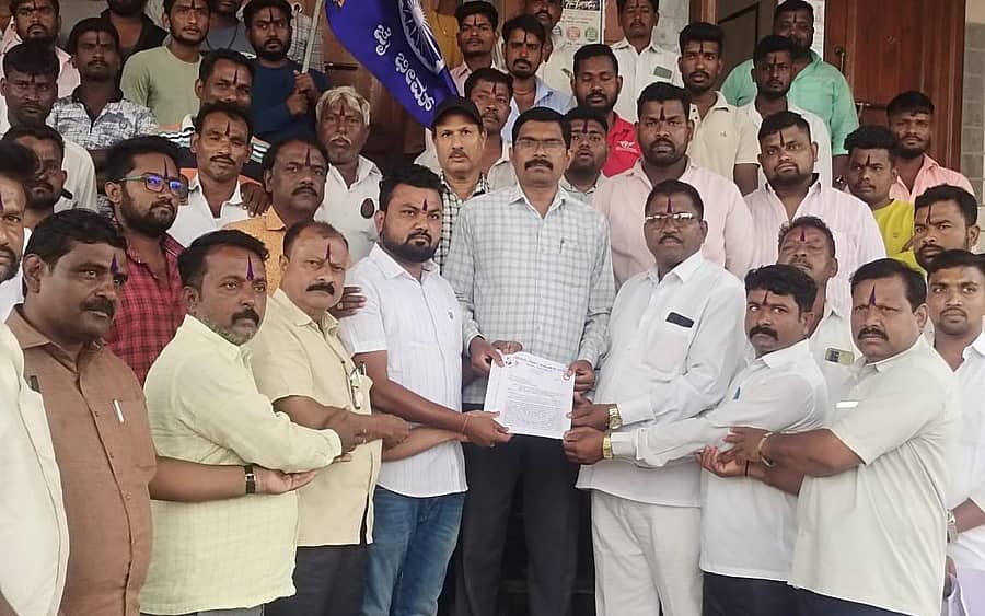 ಜಮಖಂಡಿಯಲ್ಲಿ ತಾಲ್ಲೂಕು ಮಾದಿಕ ಸಂಘಟನೆಗಳ ಒಕ್ಕೂಟದಿಂದ ತಹಶೀಲ್ದಾರ್ಗೆ ಮನವಿ ಸಲ್ಲಿಸಲಾಯಿತು