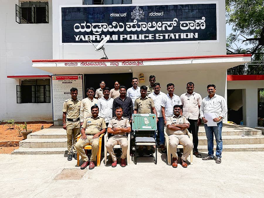 ಯಡ್ರಾಮಿಯಲ್ಲಿ ಪೊಲೀಸರು ಕಳ್ಳನನ್ನು ಬಂಧಿಸಿ ಚಿನ್ನಾಭರಣ ವಶಪಡಿಸಿಕೊಂಡಿರುವುದು 
