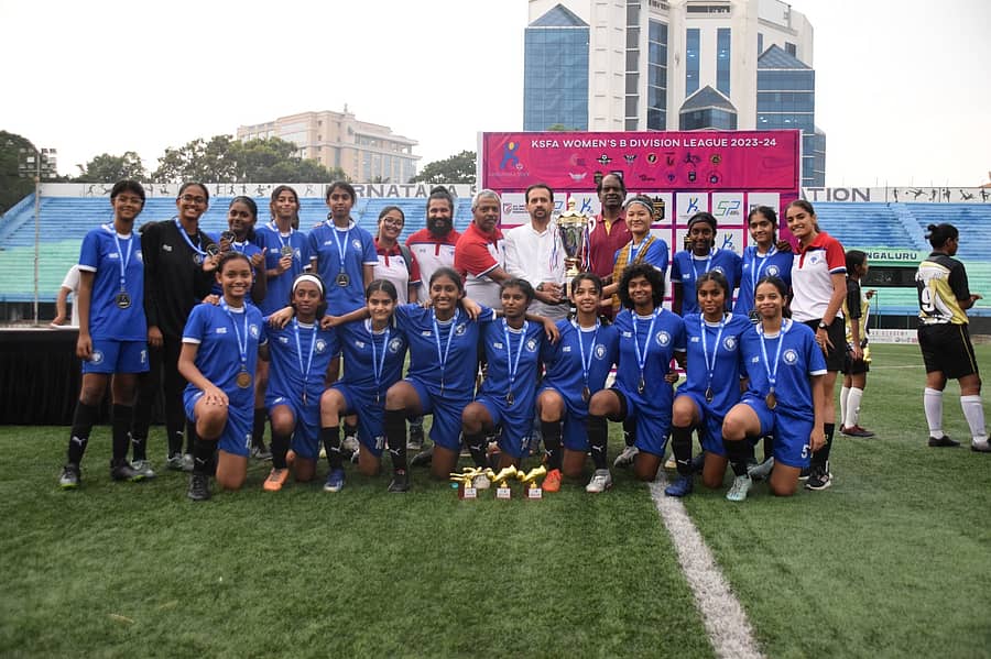 ಕೆಎಸ್ಎಫ್ಎ ಮಹಿಳಾ ‘ಬಿ’ ಡಿವಿಷನ್ ಪುಟ್ಬಾಲ್ ಲೀಗ್ ಚಾಂಪಿಯನ್ಷಿಪ್ನಲ್ಲಿ ಪ್ರಶಸ್ತಿ ಗೆದ್ದ ಯಂಗ್ ಬ್ಲೂಸ್ ಎಲೀಟ್ ಎಫ್ಸಿ ತಂಡಕ್ಕೆ ಟ್ರೋಫಿ ಹಸ್ತಾಂತರಿಸಲಾಯಿತು.