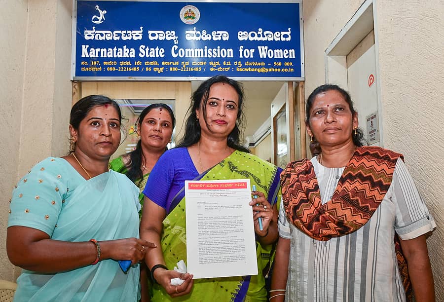 ಸಂತ್ರಸ್ತರಿಗೆ ಸೂಕ್ತ ರಕ್ಷಣೆ ನೀಡುವಂತೆ ಪೂರ್ಣಿಮಾ ದಾಸ್ ಅವರು ನಾಗಲಕ್ಷ್ಮಿ ಚೌಧರಿ ಅವರಿಗೆ ಮನವಿ ಸಲ್ಲಿಸಿದರು –ಪ್ರಜಾವಾಣಿ ಚಿತ್ರ