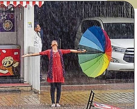 <div class="paragraphs"><p>ಹೊಸಪೇಟೆಯಲ್ಲಿ ಭಾನುವಾರ ಮಧ್ಯಾಹ್ನ ಮಳೆಯನ್ನು ಸಂಭ್ರಮಿಸಿದ ಯುವತಿ –</p></div><div class="paragraphs"></div><div class="paragraphs"><p><br></p></div>